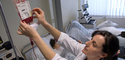 photo d'une infirmière réalisant une transfusion de sang